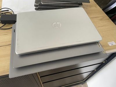 trois ordinateurs portables posés les uns sur les autres sur une table