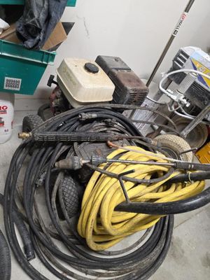 un tas de tuyaux et d'autres équipements dans un garage