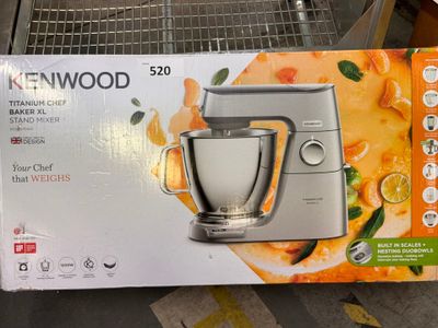 Emballage d'un robot pâtissier Kenwood exposé dans un magasin