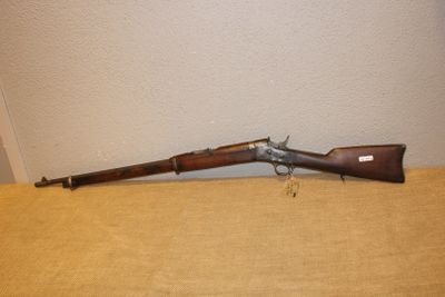 un fusil posé sur une table