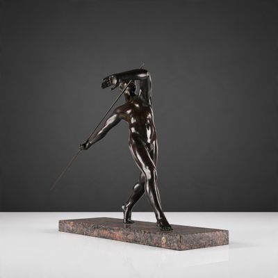 une statue en bronze représentant un homme tenant une batte de baseball, posée sur un socle en marbre