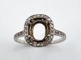 un gros plan d'une bague ornée d'une pierre brune entourée de diamants blancs