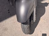 une moto garée sur le côté de la rue