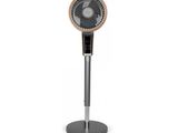 un ventilateur noir et argent posé sur un pied métallique