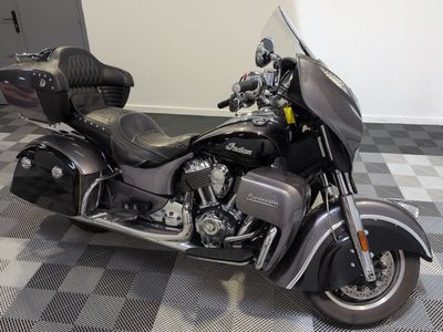 une moto garée sur un sol en damier