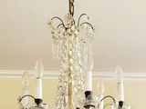 un lustre suspendu au plafond d'une pièce