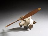 un petit avion miniature posé par terre