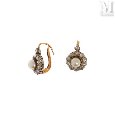 une photo d'une paire de boucles d'oreilles ornées de perles et de diamants