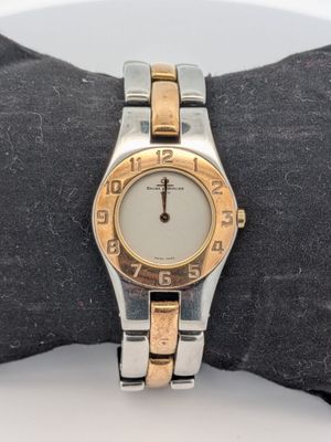 une photo du poignet d'une femme portant une montre