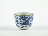 une tasse bleue et blanche ornée d'un motif représentant un dragon