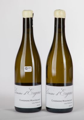 deux bouteilles de vin blanc posées l'une à côté de l'autre sur une table