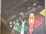 une boîte avec un tas d'outils à l'intérieur