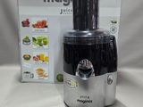 un extracteur de jus argenté et noir posé à côté d'une boîte de fruits