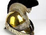 un casque doré orné d'une plume noire