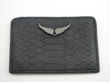 un portefeuille en cuir noir orné d'un emblème argenté en forme d'ailes