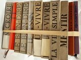 une pile de livres empilés sur une étagère