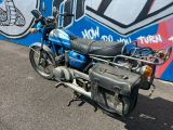 une moto garée devant un mur recouvert de graffitis