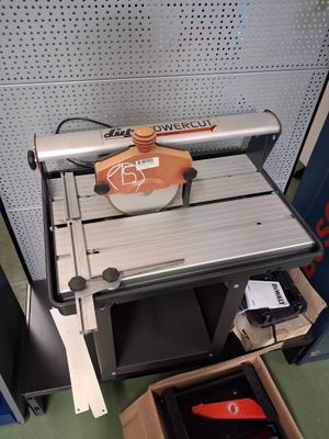une machine posée sur une table