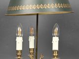 une lampe de table en laiton ancien, avec un abat-jour vert et trois bougies