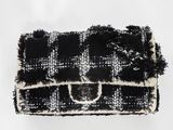 sac à main en tweed à carreaux noirs et blancs, avec une bandoulière en chaîne