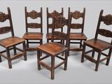six chaises anciennes en bois sont alignées sur un fond blanc