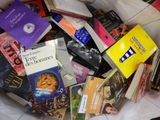 de nombreux livres qui se trouvent dans un sac posé par terre