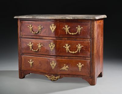 commode ancienne avec dessus en marbre et poignées en laiton