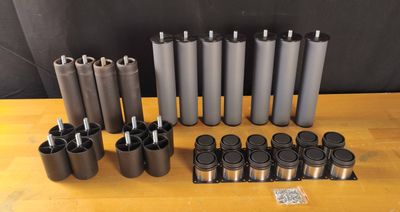 un tas de tuyaux métalliques posés sur une table en bois