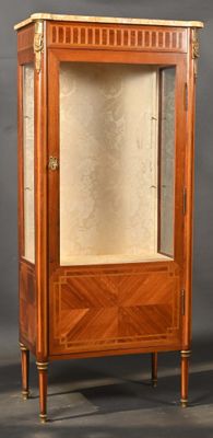 une vitrine ancienne en bois, dotée de portes vitrées et d'un plateau en marbre