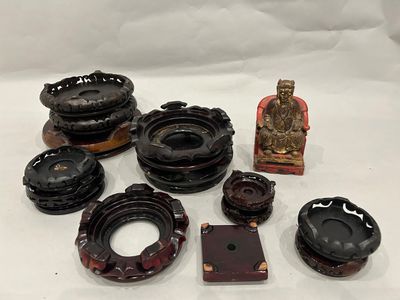 de nombreuses œuvres d'art posées sur une table