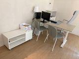un bureau avec deux ordinateurs et une chaise dans la chambre