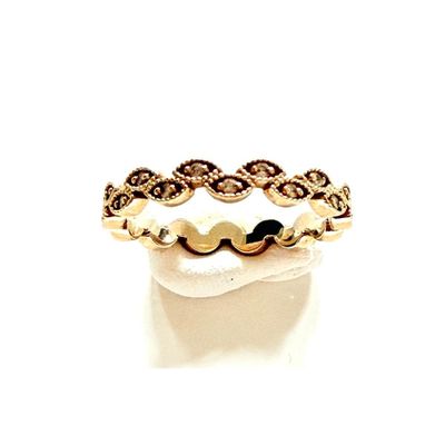 une image représentant une bague en or avec une pierre noire au centre