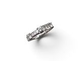 gros plan d'une bague en diamant sur une surface blanche