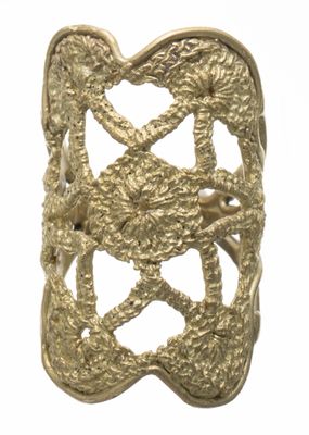 une image représentant une bague en or sur laquelle figure un oiseau