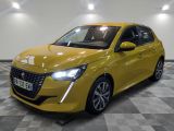 une voiture jaune est garée dans une pièce au sol en damier
