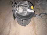 une photo d'un aspirateur posé par terre