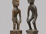 paire de personnages en bois sculpté représentant un homme et une femme