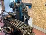 une machine qui se trouve dans un garage