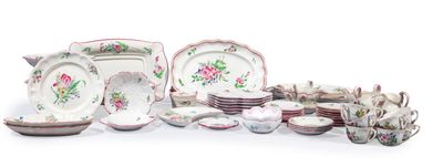 de nombreux types de plats et de tasses sur la table