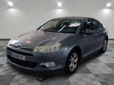 une photo d'une Citroën grise garée dans un garage