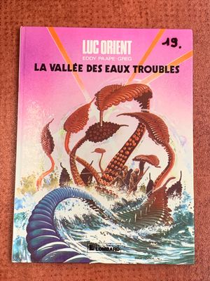 la couverture d'un livre sur laquelle figure une pieuvre géante attaquant un bateau