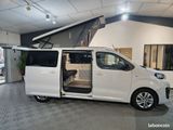 une camionnette blanche dont les portes sont ouvertes dans un showroom