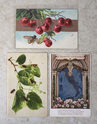 trois cartes ornées de cerises, posées sur une table