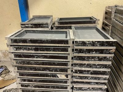 Un lot de 6000 (environ ) moules de dalles et de margelles e…