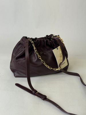 sac à main en cuir marron avec une bandoulière en chaîne dorée, sur fond blanc