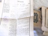 une table sur laquelle se trouvent une pile de papiers et un téléphone