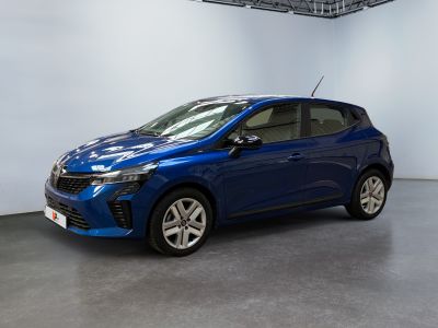 une voiture bleue garée dans une grande pièce aux murs blancs