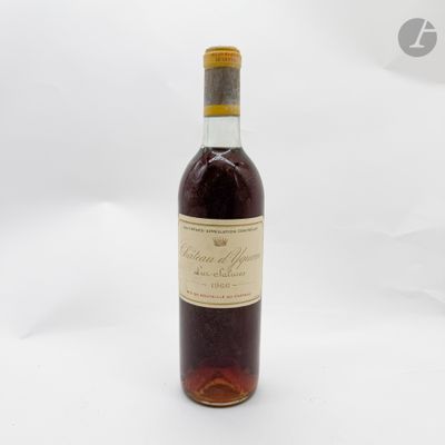 une photo d'une bouteille de vin posée sur une surface blanche