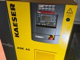 une machine jaune posée sur le sol, près d'un mur