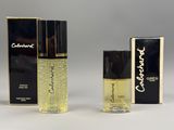 un gros plan sur un flacon de parfum à côté d'un coffret de parfum